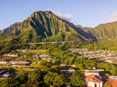 Oahu yeşil dağların görünümünün tarafından Ho'omaluhia Botanik Bahçesi Kaneohe içinde muhteşem havadan görünümü. Dağlar ile ünlü merdiven cennete ya da Haiku merdiven.