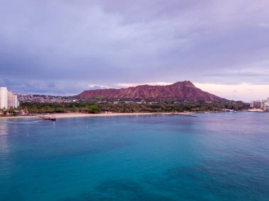 Güzel Waikiki beach mor günbatımı. Kesinlikle inanılmaz bir Diamond head krater ile Hawaii adasında havadan görünümü ve Honolulu şehir manzarası görünümü.