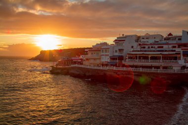 cliff evler ve restoranlar tarafından gün batımı görünümü 