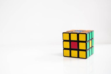 Rubik küpü beyaz veya ahşap zemin üzerine