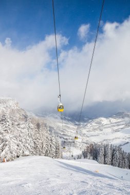 Güzel kış günü köye gidiş teleferik ile dağlarda.