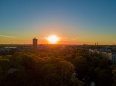 Riga şehir Letonya üzerinde gün batımı görünümü