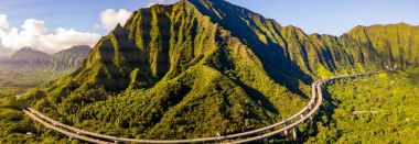 Oahu yeşil dağların görünümünün tarafından Ho'omaluhia Botanik Bahçesi Kaneohe içinde muhteşem havadan görünümü. Dağlar ile ünlü merdiven cennete ya da Haiku merdiven.
