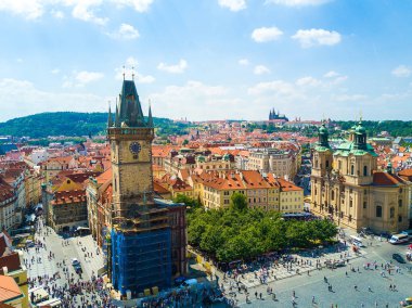 Tarihi kent merkezine ve Vltava Nehri ile yukarıdan Prag şehrinin güzel panoramik havadan görünümü.
