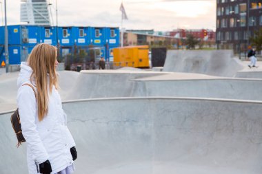 Genç kız tarafından Malmo saktepark ayakta