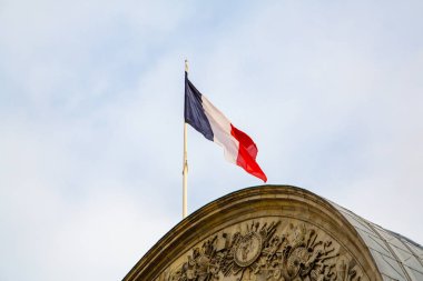 Paris, Fransa şaşırtıcı mimarisinde çatı üst Fransız bayrağı ile. Fransa'nın Nobel sembolü.