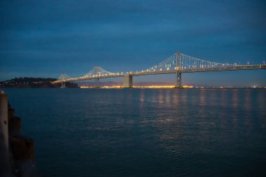 Bay ışıklar, Leo Villareal 2015 parlayacak dünyaca ünlü sanatçı tarafından tasarlanan ikonik bir ışık heykelidir. San Francisco defne köprü.
