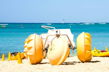 Plaj su bisikletler Honolulu plaj üzerinde büyük sarı tekerlekli.