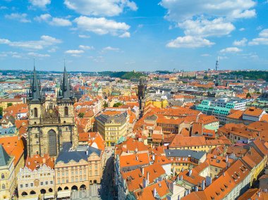 Tarihi kent merkezine ve Vltava Nehri ile yukarıdan Prag şehrinin güzel panoramik havadan görünümü.