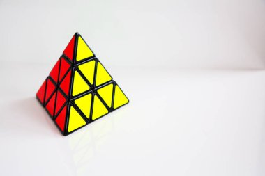 Rubik küpü beyaz veya ahşap zemin üzerine