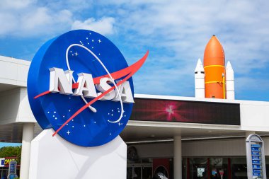 Orlando, Florida/ABD - 10 Nisan 2013: Kennedy Uzay Merkezi Müzesi NASA'ın işareti ile arka planda bir roket