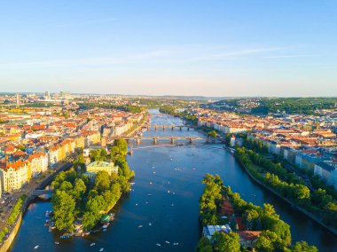 Prag şehir panoramik bir kale ile yukarıdan ufukta güzel hava gün batımı manzarası. Muhteşem şehir manzarası Vltava Nehri şehrin ortasında tarafından.