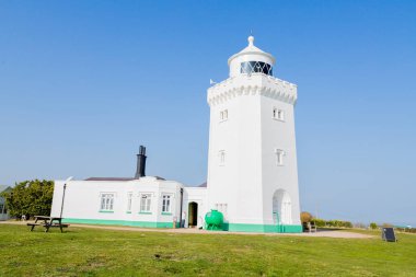 Güzel beyaz feneri ayakta Dover beyaz kayalıklarla yakınındaki
