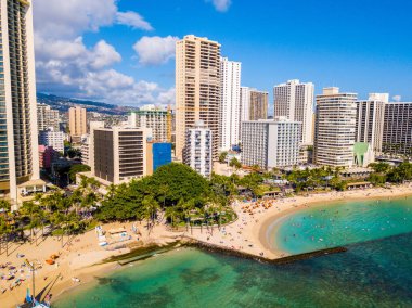 Honolulu, Hawaii. Honolulu, Diamond Head volkan otel ve Waikiki Beach binalarda da dahil olmak üzere hava manzarası görünümü.
