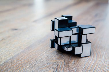 Rubik küpü beyaz veya ahşap zemin üzerine