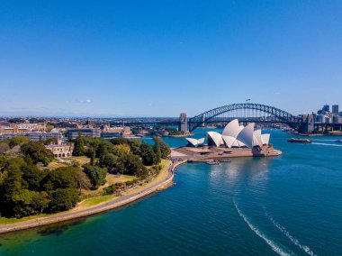 Güzellikler Harbour Köprüsü, Botanik Bahçesi ve Opera Binası ile Sydney harbour bölgesinin.