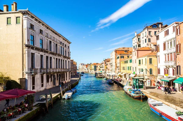 Geleneksel gondol güzel görünümü üzerinde ünlü Canal Grande, Venice, İtalya