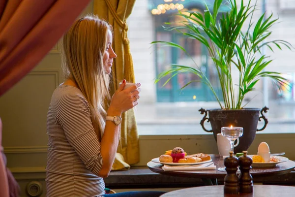 Girl drinking coffee at the cafe in Malmo — Stock Photo, Image