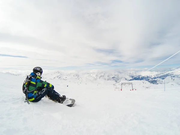 Jovem Snowboarder Sentado Montanha Neve Resort Les2Alps França Alpes — Fotografia de Stock