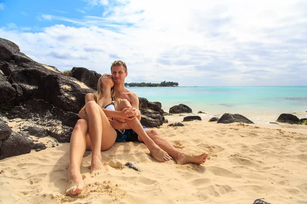 Romantische Mooie Paar Liggend Het Strand Het Prachtige Eiland Mauritius — Stockfoto