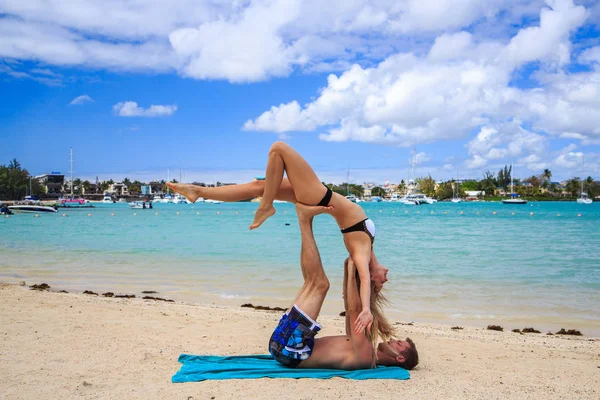 Jong Echt Paar Jongen Meisje Beoefenen Acroyoga Oefeningen Ochtend Het — Stockfoto