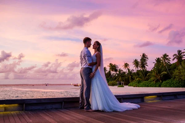 Beautiful Getrouwd Paar Staande Een Steiger Malediven Geweldige Paarse Blauwe — Stockfoto