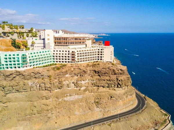 ホテル グラン カナリア島のプラヤ アマドレス湾に面した崖の上の美しい空撮 — ストック写真