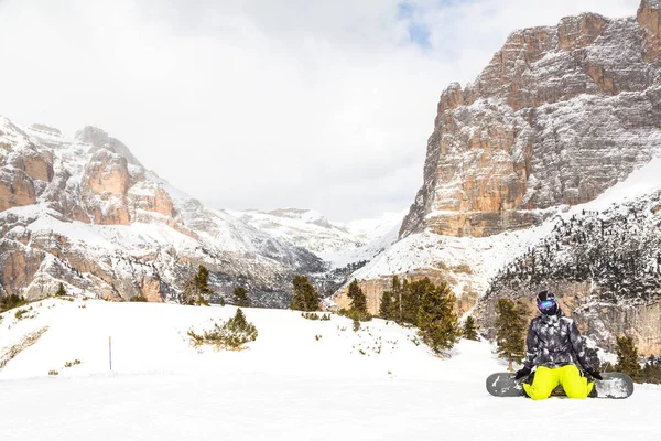 Snowboarder Sentado Nieve Las Altas Montañas Con Una Vista Asombrosa —  Fotos de Stock