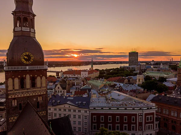 Vista del atardecer sobre el casco antiguo de Riga en Letonia —  Fotos de Stock