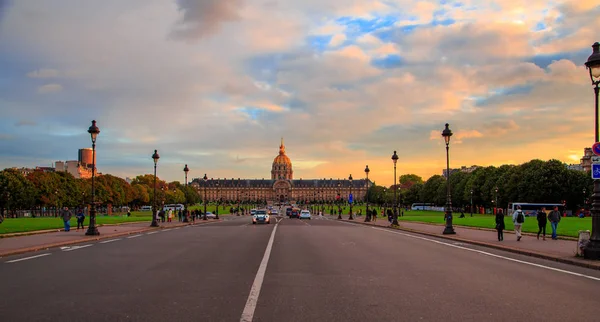 Hermosa Carretera Atardecer París Francia Con Catedral San Luis Final — Foto de Stock