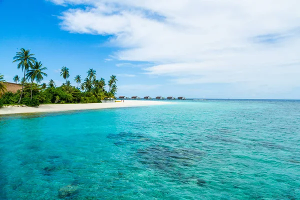 Isla Paradisíaca Medio Del Océano Agua Cristalina Azul Cielo Azul — Foto de Stock