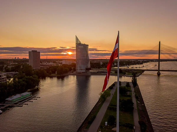 Pôr do sol vista sobre Riga na Letónia — Fotografia de Stock