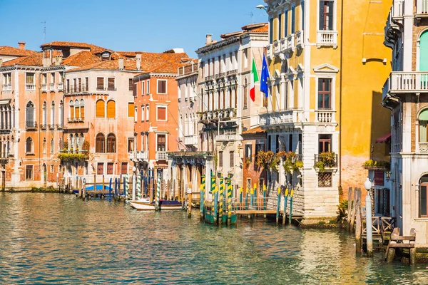 Hermosa Vista Las Góndolas Tradicionales Famoso Canal Grande Venecia Italia — Foto de Stock
