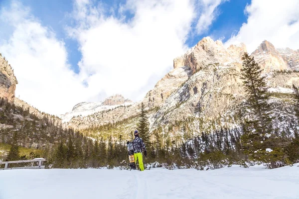 Joven Pie Con Una Tabla Snowboard Las Montañas Invierno —  Fotos de Stock