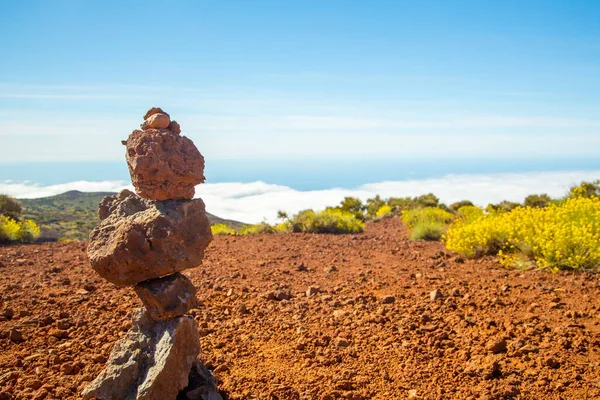 Gleichgewicht der Felsen in einer Wüste über Wolken — Stockfoto