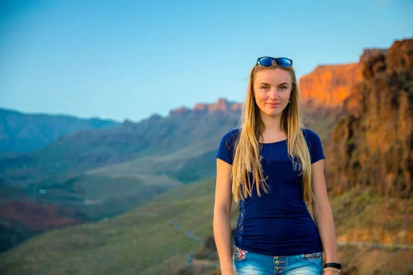 Beautiful girl standing in the Grand Canyon — Stock Photo, Image