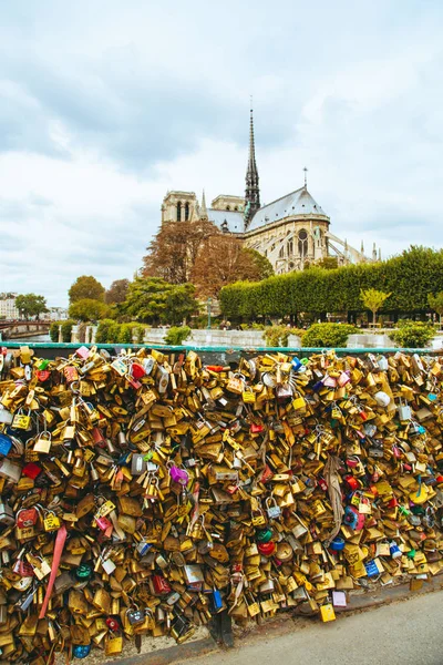 Köprüde tarafından Notre Dame de Paris aşk kilitleri