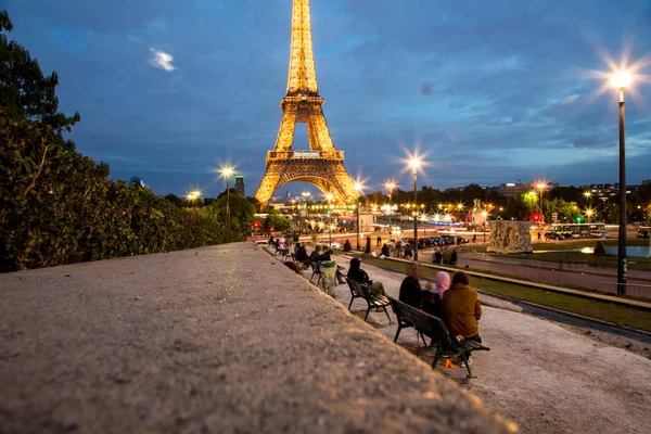 Paris Frankrijk April 2016 Verbazingwekkend Stuk Van Architectuur Eiffeltoren Staande — Stockfoto