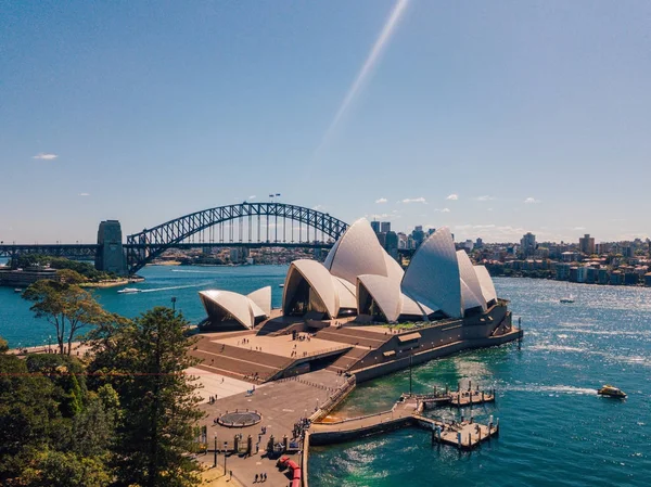 令人惊叹的鸟瞰悉尼城市从以上海港大桥 歌剧院蚂蚁海港 2016年4月10日 澳大利亚悉尼 — 图库照片