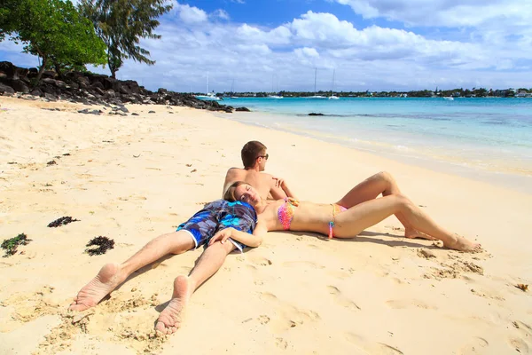 Casal Bonito Romântico Deitado Praia Bela Ilha Maurício — Fotografia de Stock