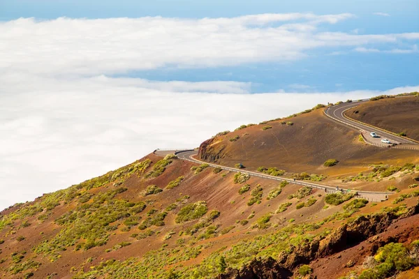 Straße über den Wolken zum Teide Vulkan — Stockfoto