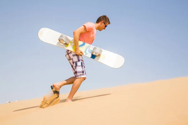 Hombre Haciendo Sandboard Por Duna Desierto — Foto de Stock