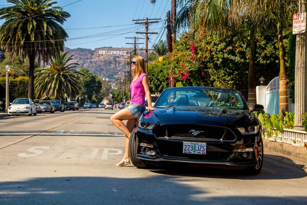 Sexy Lady Standing Ford Mustang Streets Hollywood Sign Usa Los — Stock Photo, Image