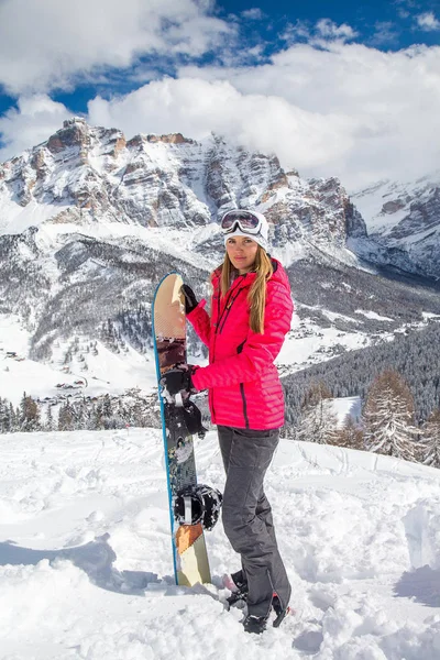 Hermosa Chica Pie Montaña Invierno Con Snowboard —  Fotos de Stock