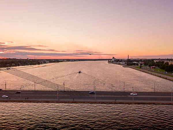 Vista do pôr do sol sobre o rio Daugava em Riga — Fotografia de Stock