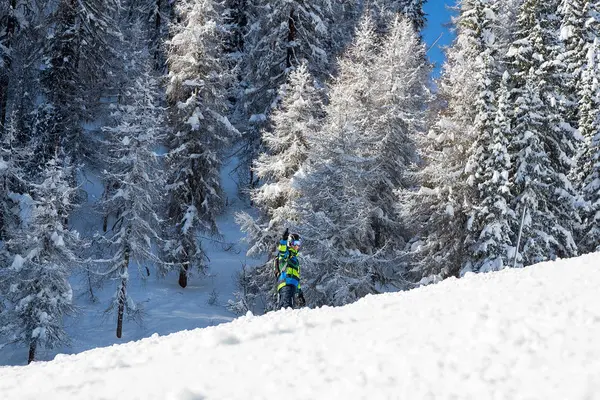 Homem Snowboard Descendo Encostas Nas Montanhas — Fotografia de Stock