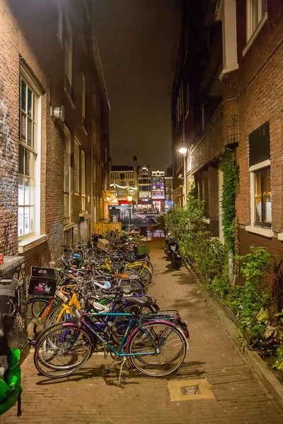Велосипеды Припаркованы Улице Ночью Амстердаме Удивительная Узкая Улица Города — стоковое фото