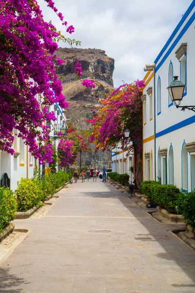 Gezellige smalle straat in Puerto de Mogan stad — Stockfoto