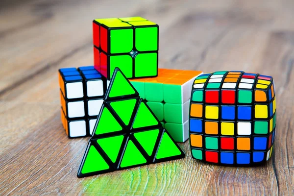 Beyaz ya da ahşap arka plan üzerinde Rubik küpleri