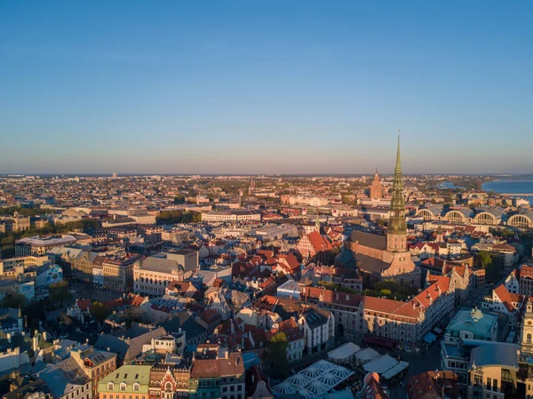 Zonsondergang uitzicht over de oude stad van Riga — Stockfoto